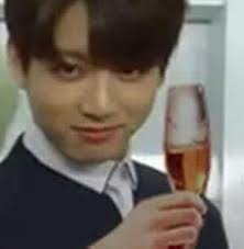 ✨ TAEHYUNG COMPROU UM CARRO 😎 A Hyundai relatou que o Taehyung ficou  fascinado pelo design do EV Prophefy da Hyundai, ele tirou várias fotos com  o carro e comprou um outro