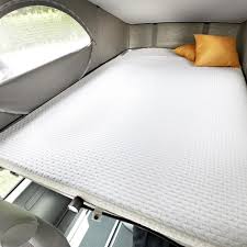 Die t4 t5 t6 vw bus matratze ist ausgeklappt 185 x 147 x 8cm groß und lässt sich in einer tasche verstauen und transportieren. Gesunder Schlaf Im Vw T5 Californiafur Mehr Schlafkomfort Im Dachbett Aufstelldach Matratze Vw Bus Umbau