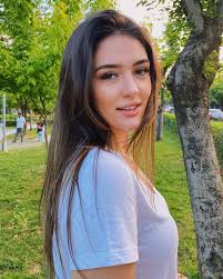 1.97 m (6 ft 5+1⁄2 in) tall at 88 kg (194 lb) and plays in the middle blocker position. B6duw9ctoa2bwm