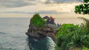 Untuk menuju pantai ini kamu pun harus menempuh perjalanan selama 1 jam 41 menit dari pusat kota. Mengeksplorasi Tanah Lot Dari Atas Tebing Hingga Ke Pantai