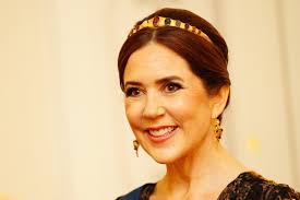 Mary da Dinamarca usa joia histórica que não era vista há 140 anos