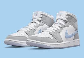 Jordan mens air jordan 1 mid se leather synthetic trainers. Air Jordan 1 Mid Womens Grey Blue Bq6472 105 Sneakernews Com