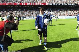 Fan of diego maradona raises his fist at the top of the stands of alberto j. Lionel Messi Outlines Desire To Return To Argentina After Barcelona Daily Mail Online