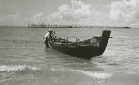 Meski hadirnya baru, namun sepeda air model ini dikategorikan sebagai alat transportasi air tradisional. 1960s Fishing Sampan With Kelong In The Background Singapore Smhig Singapore Photos Singapore East Coast