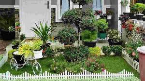 Dengan memilih perabot taman seperti kursi teras yang tepat, kamu bisa membuat ruang outdoor yang tak kalah nyaman dan fungsional pada area taman depan rumah yang kamu miliki. Dekorasi Taman Minimalis Trik Mempercantik Halaman Rumah Sempit