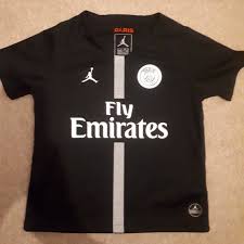 O atacante tem contrato com a equipe francesa até 2022 e é alvo de interesse do Paris Saint Germain Camisa Da Copa Camisa De Futebol 2018 2019 Sponsored By Emirates