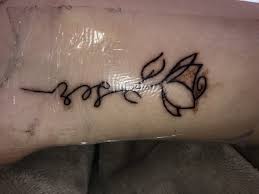 Zwar ist das motiv schon in die haut gestochen, das ergebnis zeigt. Tattoowunde Tattoo Verletzung Wunde
