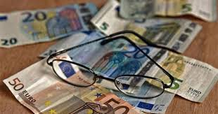 Από τέλη μαΐου θα ξεκινήσει σταδιακά η καταβολή των αυξήσεων και των αναδρομικών για τους εργαζόμενους συνταξιούχους ενώ τα αναδρομικά από την αύξηση των ποσοστών αναπλήρωσης για όσους έχουν πάνω από 30 έτη ασφάλισης θα καταβληθούν σε δύο δόσεις με τις συντάξεις ιουλίου. Anadromika Oi 6 Kathgories Synta3ioyxwn Poy Menoyn Ektos Ths Plhrwmhs Toy Ioynioy