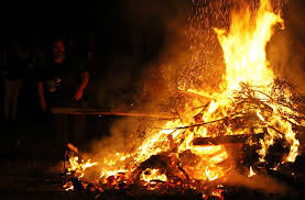 Sin embargo, el uso de los cohetes, petardos,… se limita a un horario preciso: La Fiesta De San Juan Petardoslocos