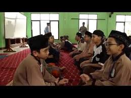 Di sini santrinya tidak hanya diajarkan tentang pendidikan agama dan pengetahuan modern, tetapi dibarengi juga dengan mengembangkan jiwa kepemimpinan (leadership), sehingga lulusan dari pesantren ini nantinya. Sekolah Bermanhaj Salaf Smp Islam Dan Sma Tahfidz Al Wafa Youtube