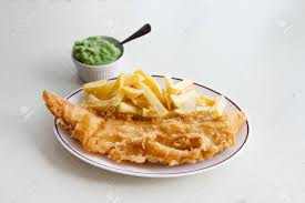 Traditionelle Englisch Mahlzeit Frittiert Fisch Kabeljau Mit Pommes Frites Und Zerdruckte Erbsen Serviert In Einem Lokalen Restaurant In Hastings England Lizenzfreie Fotos Bilder Und Stock Fotografie Image 56209698
