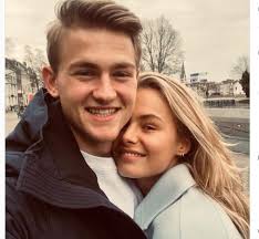 Dicho esto, existen numerosas páginas web dedicadas a su información y tiene más de. Juve World On Twitter Matthijs De Ligt Is Greeting His Friends Family Before Flying To Turin With His Girlfriend Annekee Molenaar Corriere Torino Deligt Juventus Ajax Https T Co Yjerladycl