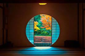 丸窓から覗く幻想的な世界 鎌倉 明月院 の紅葉の美しさに心奪われる retrip 丸 窓 風景 幻想的