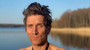 Janni (29) und peer kusmagk (44) schwimmen gegen den strom! Wochenlange Pause Peer Kusmagk Ist Endlich Zuruck Promiflash De