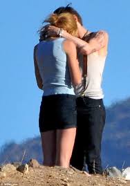In fact, it's barely considered dating, yet when they broke up it was quite dramatic. Taylor Swift Puckers Up To John Mayer Lookalike But Don T Worry It S Just For A Music Video Daily Mail Online