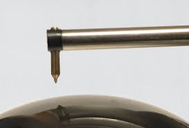 형상 측정기의 뾰족한 스타일러스가 복잡한 기어의 곡면을 따라 이동하며 윤곽선을 디지털 데이터로 변환하는 정밀 측정 모습