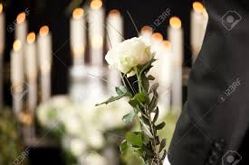 Dabei dürfen aber die fristen für die zeit zwischen tod und beerdigung nicht aus den augen verloren gehen. Religion Tod Und Dolor Ein Mann Bei Der Beerdigung Mit Weissen Rose Trauer Um Den Toten Lizenzfreie Fotos Bilder Und Stock Fotografie Image 25159025