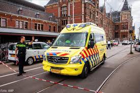 Het onderzoeksteam onder leiding van het openbaar ministerie heeft op dit moment geen directe aanwijzingen dat bij de steekpartij in amsterdam sprake was van een terroristisch motief. Transport Online Steekpartij Amsterdam Cs Mogelijk Terreurdaad