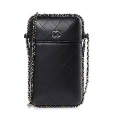 Groot genoeg voor je telefoon en een paar accessoires. Chanel Lambskin Quilted Chain Around Phone Holder Black 418859 Fashionphile