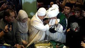 Rassulullah saw berkata tidak ada makanan di rumah tanpa kurma, itu juga harus dimakan pada saat menjelang kelahiran bayi. Ini Penampakan Rambut Nabi Muhammad Saw Yang Disimpan Opick