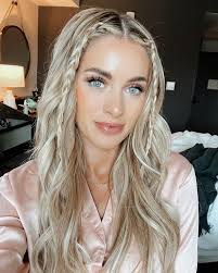 Christi Hansen's Instagram, Twitter & Facebook