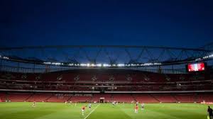 阿仙奴站（ 英语： arsenal tube station ）是伦敦地铁的一个车站，位于伦敦海布里。 阿仙奴站是皮卡迪利线的车站，于芬斯贝利公园站和霍洛威路站之间，属于伦敦第2收费区。 1 阿仙奴站原称为基利士比路，于1932年重新命名为阿仙奴站，因为该站邻近阿仙奴的前主场高贝利球场（arsenal stadium. è¸è¶³é˜¿ä»™å¥´ä¸»å ´ å€«æ•¦é…‹é•·çƒå ´é–€ç¥¨ Trip Com