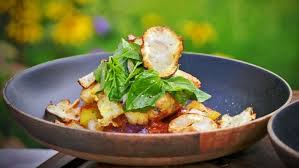 Kabeljau Milanese Auf Geschmorten Tomaten Und Mit Topinambur Chips Serviert Mit Bildern Rezepte Kochrezepte Lebensmittel Essen