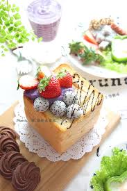 早餐 2015年12月8日 蜂蜜紫薯厚多士 青椒煎蛋 烤法兰克福香肠 紫薯奶昔 搭配草莓 火龙果 桔子 核桃 厚多士还是用北海道吐司做的 冬天没加冰淇淋 用紫薯来代替的 别有一番风味 food food and drink breakfast