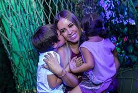La bailarina se refirió a la golpiza que recibió el deportista mientras paseaban por un cerro de lo barnechea junto a sus hijos de 6 y 9 años. La Radical Decision Que Tomo Maura Rivera Por Sus Hijos Tras El Coronavirus Mamas Bellas Noticias De Mujeres Mamas Bellas Noticias De Mujeres