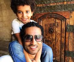 عمرو سعد، ديانته، محل ميلاده، برجه الفلكي، تاريخ ميلاده، مؤهله الدراسي، حالته الإجتماعية، زوجته، أولاده، عمره، طوله، وزنه، قصة حياته، أعماله، ألبوم صوره، كل ذلك سوف نقوم بعرضه لكم في تقرير كامل ومفصل عنه. ØµÙˆØ±Ø© ÙÙŠ Ø£ÙˆÙ„ Ø¸Ù‡ÙˆØ± Ù…Ø¹ Ø£Ø­Ø¯ Ø£Ø¨Ù†Ø§Ø¦Ù‡ Ø¨Ø¹Ø¯ Ø§Ù„Ø·Ù„Ø§Ù‚ Ø¹Ù…Ø±Ùˆ Ø³Ø¹Ø¯ ÙŠØ­Ù…Ù„ Ø§ Ù…ØµØ±Ø§ÙˆÙ‰