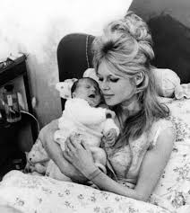 Die junge Brigitte Bardot mit ihrem Sohn Nicolas Charrier