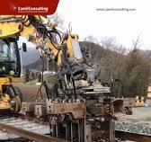 Tahukah kalian? Begini cara rel kereta api dipasang dengan presisi tinggi!  Dari penataan bantalan hingga penyambungan rel, setiap langkah memastikan  perjalanan yang aman dan lancar., Tenaga mesin & ...