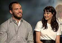 Après le passage dévastateur de la tempête, tami se réveille et découvre leur bateau complètement détruit et richard gravement blessé. A La Derive Film 2018 Wikipedia