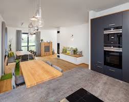 Offene Kuche Mit Kochinsel Und Esstisch Holz Einrichtungsideen Haus Bongart Baufritz Fertighaus Hausbaudirekt De Wohn Esszimmer Haus Deko Stadthaus
