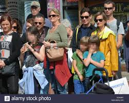 Cillian murphy's wife in 2021. Cillian Murphy Frau Yvonne Und Ihren Sohnen Malachy Und Aran Beobachten Buskers Dublin Stadt Bboys Auf Grafton Street Mit Breakdance Cillian Murphy Yvonne Mcguinness Malachy Murphy Aran Murphy Wo Dublin Irland 14