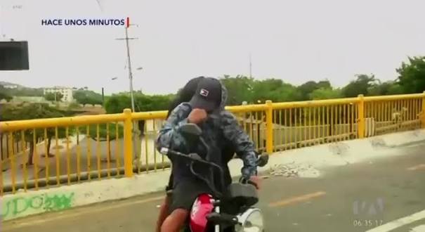 #Guayaquil, La periodista Vanessa Robles casi fue asaltada mientras realizaba una transmisión en los exteriores del estadio Monumental de Barcelona. Dos delincuentes se acercaron para robarle pero al ...