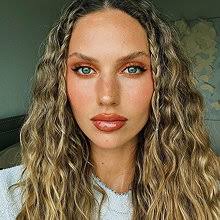 Sarah Wohl pictures and photos