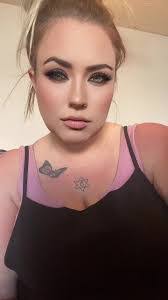 Samantha Blaylock's Instagram, Twitter & Facebook