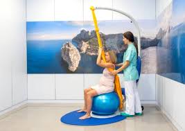 En el parto vertical, el canal de parto logra abrirse hasta dos centímetros más que cuando la mamá está acostada, propiciando que el bebé se deslice más fácil (hasta por mera gravedad). Nueva Silla De Parto En Vertical En El Hospital Quironsalud Palmaplanas Quironsalud