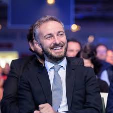 So titelt die mopo „finger weg von böhmermann, frau merkel. Kinderchor Bei Bohmermann Ein Song Uber Oma Als Corona Leugnerin Stern De