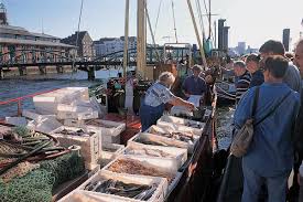 Sonntags suchen frühe besucher die stände des fischmarkts in der halle auf, auch im winter. Fischmarkt In Hamburg