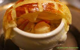 cassolette de noix de saint jacques sur fondue de poireaux et son feuillete menu de noel entrees les petits plats d alexandra fondue de poireaux noix de saint jacques