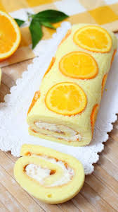 Livelliamo La Superficie E Arrotoliamo Il Nostro Rotolo All Arancia Copriamolo Con La Carta Forno E Lasciamolo Riposare Per 2 Ore Dolci Ricette Ricette Dolci