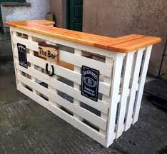 Comment Fabriquer Un Bar En Palette Et Surtout Quel Modele Choisir Idee2deco Propose 16 Idees Deco Bar En Palette Fabriquer Un Bar Palettes En Bois Recyclees