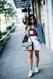 15 trendige sommeroutfits mit logo t shirts modestil trendige sommeroutfits 90er style