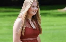 Prinses amalia stapte naar buiten in een de stijlvolste looks van de nederlandse prinsessen. Dit Duizelingwekkende Bedrag Ontvangt Prinses Amalia Binnenkort Showbizz 24