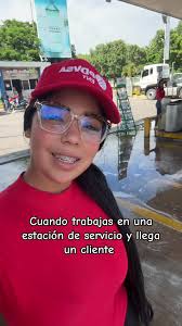 Chica de la gasolinera: Encanto en la Estación de Servicio