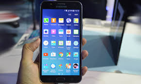 Reviewers who got the device are seeing flickering screens. Samsung Galaxy J7 Screen Flickering Issue Solution