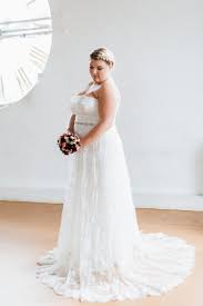 Dann wird für das standesamt auf jeden fall ein zweites hochzeitskleid benötigt, dass daher auch preisgünstiger und schlichter sein soll. Schulterfreies Brautkleid Bis Zur Konfektionsgrosse 52 Unsere Carmen Kleid Hochzeit Brautkleid Kleider