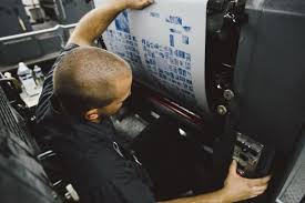 Il contrôle les produits et les opérations effectuées par les ouvriers placés sous ses ordres, et s'occupe des machines. Fiche Metier Conducteur De Machine De Faconnage H F Ouestfrance Emploi